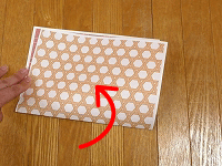 簡単　節分・豆入れ箱の折り方（２）半分に折ります。